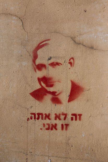 “No eres tú, soy yo”, dice en la pared esta representación de Benjamin Netanyahu, primer ministro de Israel.