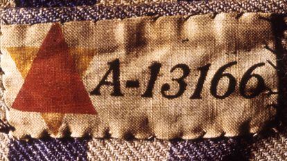 Etiqueta de tela con el número de identificación de un prisionero en un campo de concentración nazi.