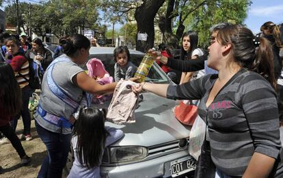 Mujeres intercambian distintos productos en un club de trueque de Moreno.