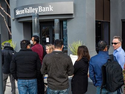 Clientes de Silicon Valley Bank hacían cola en las oficinas del banco en Santa Clara (California) el pasado lunes.