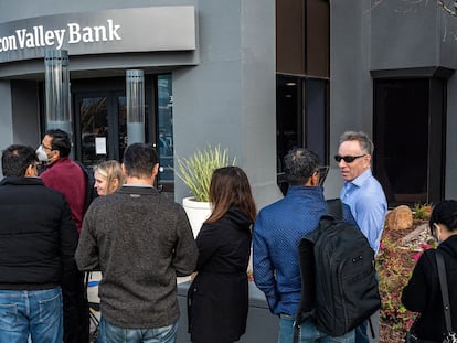 Clientes de Silicon Valley Bank hacían cola en las oficinas del banco en Santa Clara (California) el pasado lunes.