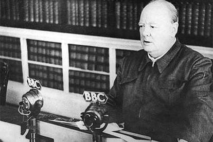 El primer ministro británico, Winston Churchill, se dirige por radio a la nación en noviembre de 1942 desde su residencia.
