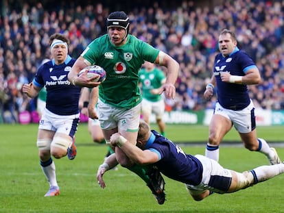 James Ryan es derribado durante el partido del Seis Naciones entre Irlanda y Escocia, en Edimburgo este domingo.