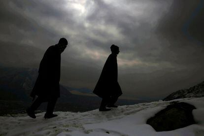 Dos cachemiros pasean por una cuesta nevada en las afueras de Srinagar, capital estival de la Cachemira india.