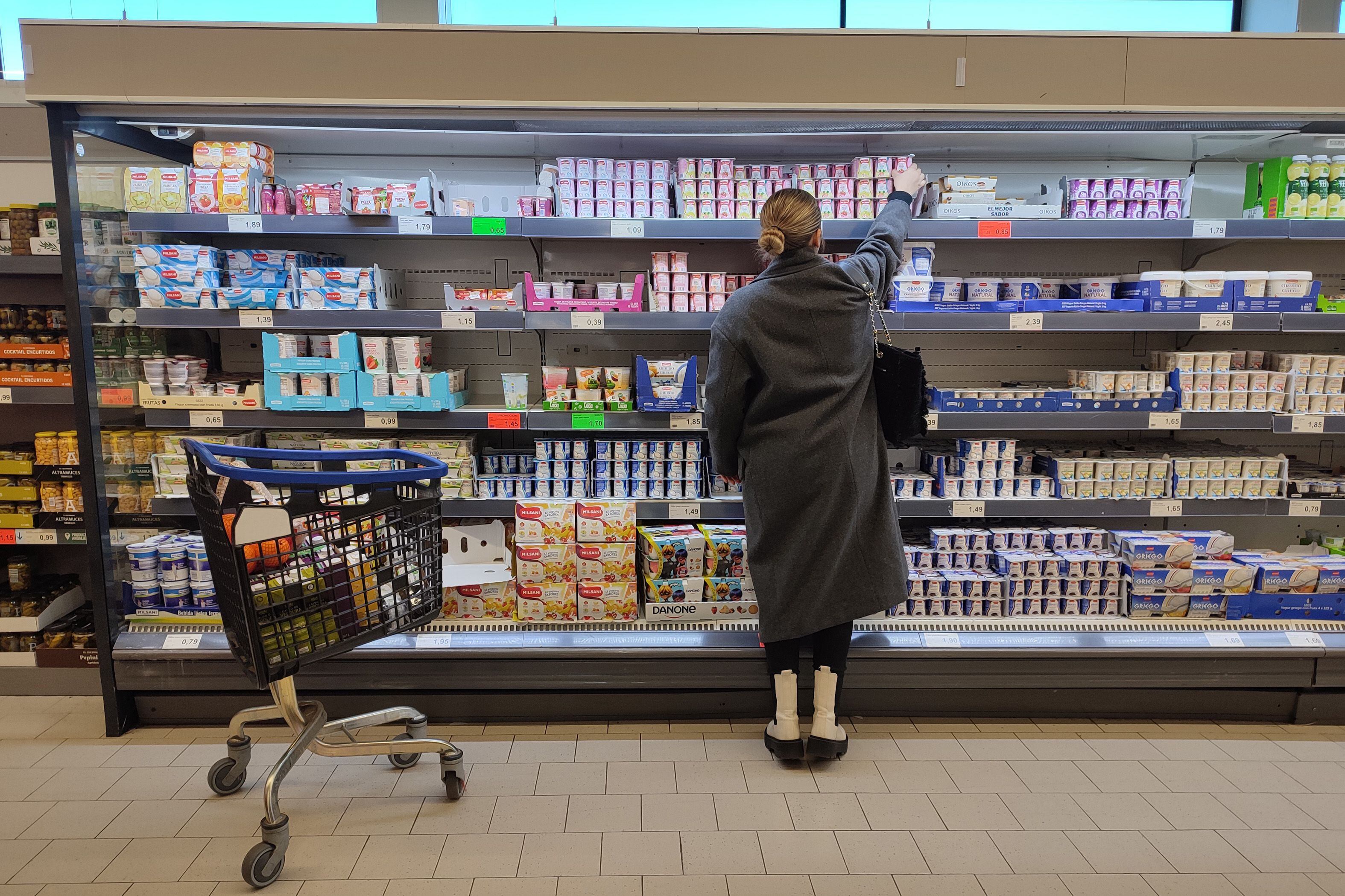 Una mujer hace la compra en un supermercado de Sevilla.