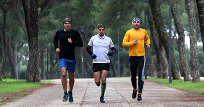 David Martín, José Pedro Martínez y Javier García entrenan para la San Silvestre internacional.