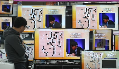 Partida del juego de estrategia go entre un programa de inteligencia artificial y el surcoreano Lee Sedol, en 2016 en Seúl. Sedol fue derrotado.