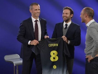 El presidente de la UEFA, Aleksander Ceferin, junto a Juan Mata y Jurgen Griesbeck, cofundadores de Common Goal.