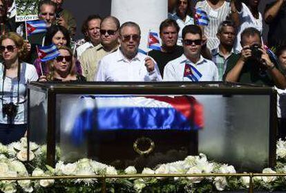 Fidel Castro Diaz-Balart al paso de los restos de su padre en Santiago de Cuba en 2016.
