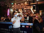 Un sanitario prepara una inyección ante un bar donde se ofrece una bebida gratis a quienes se vacunen contra la covid, el jueves en Tel Aviv.