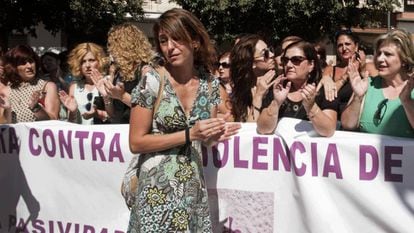Juana Rivas, en el centro, durante una concentraci&oacute;n el pasado julio.