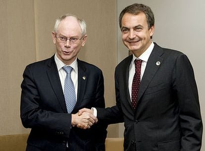 El presidente del Gobierno español, José Luis Rodríguez Zapatero (d) saluda al presidente del Consejo Europeo, el belga Herman Van Rompuy hoy en Bruselas