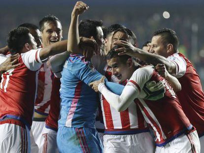 Derlis González, segundo por la derecha, es felicitado por sus compañeros tras marcar.