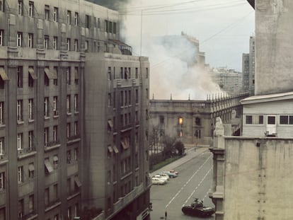 El Palacio de La Moneda en llamas por los bombardeos militares contra el Gobierno de Salvador Allende el 11 de septiembre de 1973.