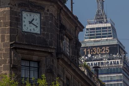 El reloj de la Torre Latinoamericana en el Centro Histórico de la Ciudad de México.
