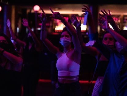 Un grupo de jóvenes bailan con las mascarillas puestas en la sala Apolo en la primera noche de reapertura en octubre pasado.