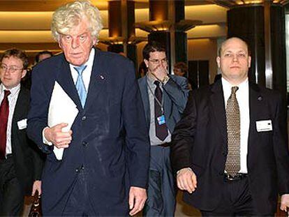 Duisenberg, segundo por la izquierda, se dirige ayer al Parlamento Europeo.