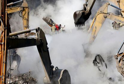 Equipos de rescate y bomberos retiran los escombros del edificio Plasco, el más alto de Teherán (Irán), que se derrumbó la semana pasada en el centro de la capital.