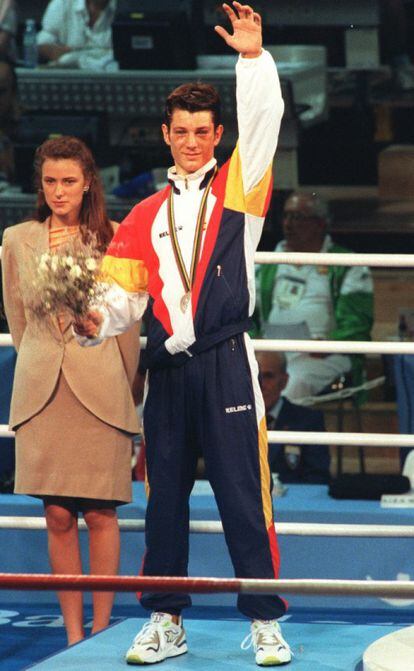 El español Faustino Reyes López en el podio tras conseguir la medalla de plata en la final de boxeo, que ganó al alemán Andreas Tews.