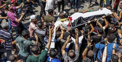 Entierro de un miliciano palestino abatido por Israel, el domingo en Gaza.