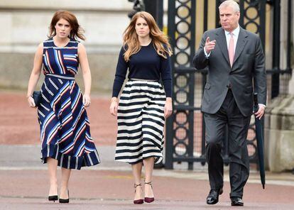 Las princesas Eugenia y Beatriz y su padre, Andrés de Inglaterra.