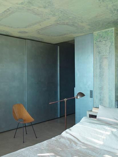 En el dormitorio, la silla vintage de piel es un diseño de Vittorio Nobili, y la lámpara de suelo es de cobre.