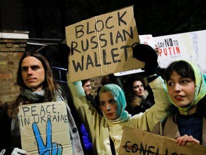 Manifestantes ucranianos protestando frente a la embajada rusa en Londres tras el anuncio de las nuevas sanciones económicas