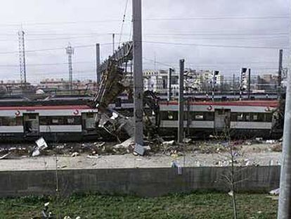 Restos de uno de los vagones a la altura de la calle Téllez, en las cercanías de la estación de Atocha, tras la explosión de una bomba el 11 de marzo de 2004.