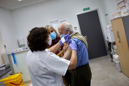 Un octogenario es vacunado con la primera dosis en el centro de salud Andrés Mellado, en Madrid el 25 de febrero.