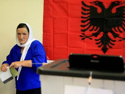 Una mujer vota en un colegio de Tirana, la capital de Albania.