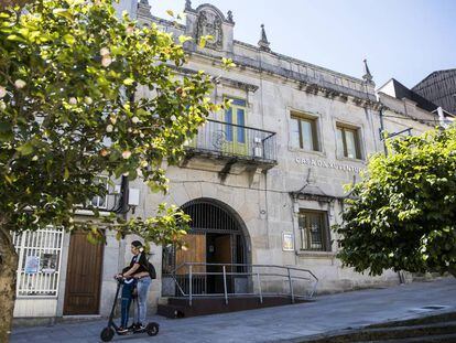 La Casa da Xuventude de Cangas do Morrazo, que antes era el Ayuntamiento, en la calle Real.