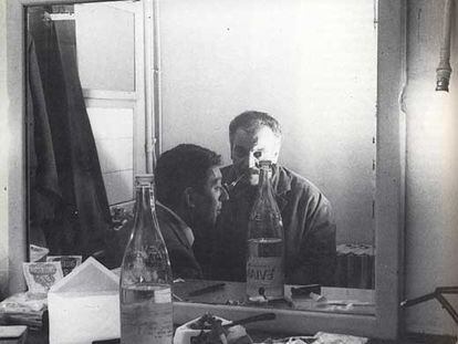 Brassens con Gainsbourg en un viejo camerino, imagen del libro <i>Brassens,</i> de André Sallée (Solar, 1991).