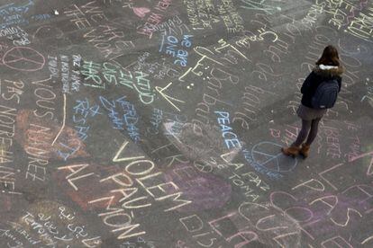 Una jove observa els missatges que han deixat ciutadans a la Plaça de la Borsa de Bèlgica.