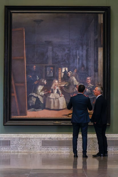 El presidente del Gobierno, Pedro Sánchez (a la izquierda), y el secretario general de la OTAN, Jens Stoltenberg, contemplan 'Las Meninas', de Velázquez, el miércoles en el Museo del Prado.