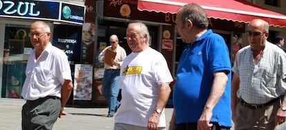 Un grupo de jubilados, en un plaza de Madrid.