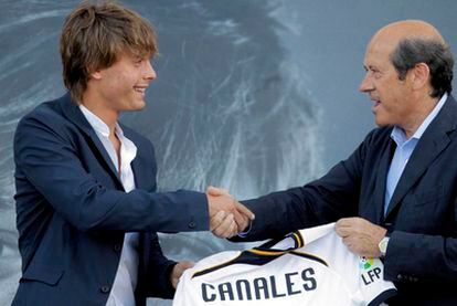 El presidente del Valencia, Manuel Llorente junto al nuevo jugador del Valencia, Sergio Canales.