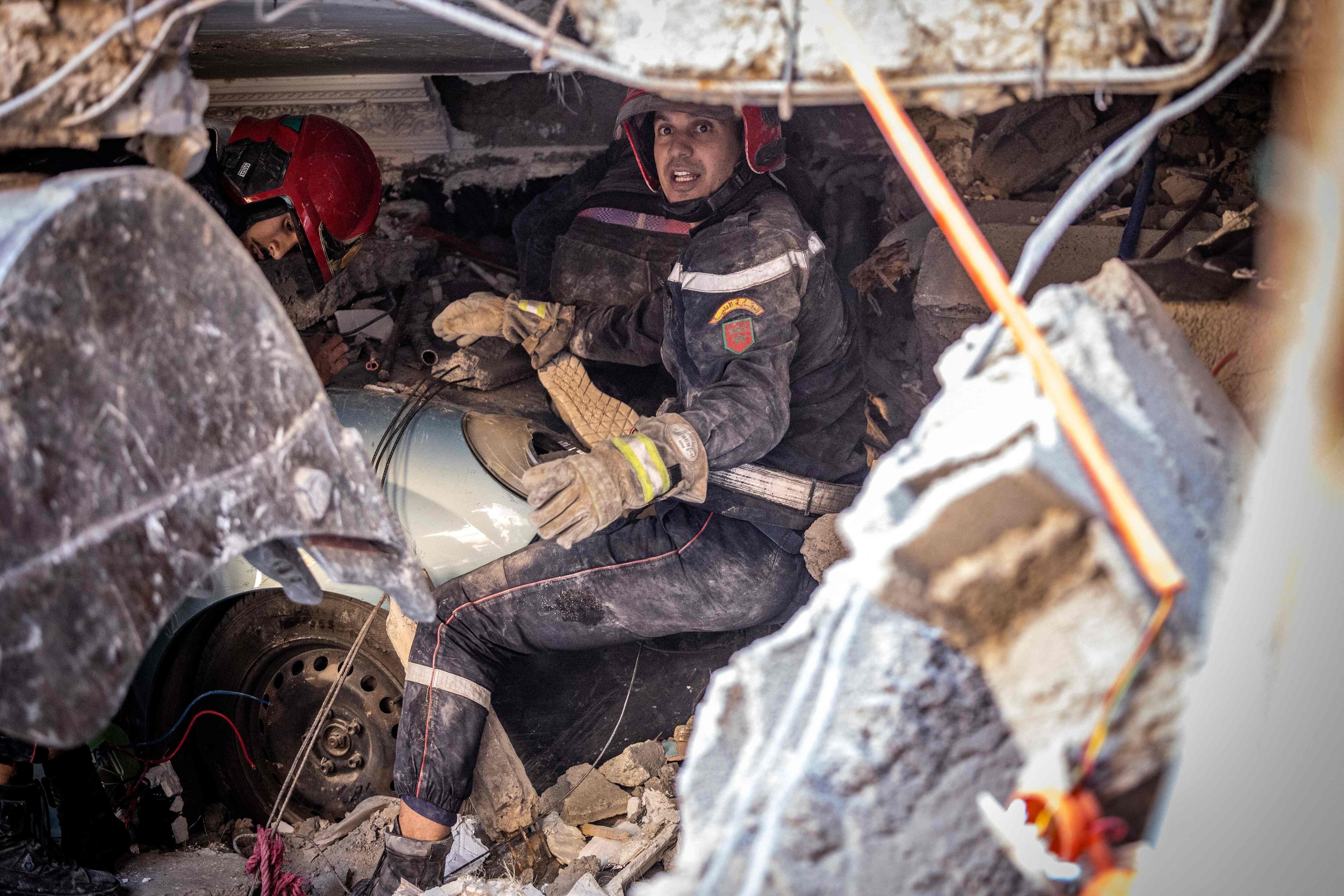 Trabajadores de rescate buscan supervivientes entre los escombros de un edificio colapsado, en Mulai Brahim. 