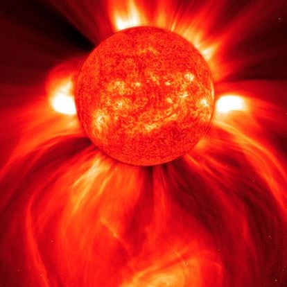 Imagen del Sol, la estrella que da luz y calor a la Tierra. Da nombre al sistema planetario en el que está la Tierra.