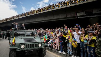 Unos militares retirados saludan, en el desfile del 20 de julio de 2022, en Bogotá.