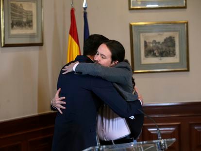 Pedro Sánchez y Pablo Iglesias se abrazan tras firmar el Gobierno de coalición en noviembre de 2019.