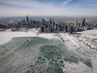 Placas de hielo en el lago Michigan, junto a Chicago. 