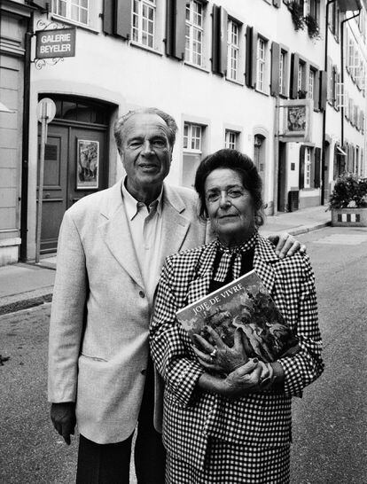 Ernest y su mujer Hildy Beyeler enfrente de la Galería Beyeler.