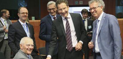 El ministro de Finanzas alem&aacute;n, Wolfgang Sch&auml;uble (i), el presidente del Eurogrupo, Jeroen Dijsselbloem (c) y el ministro de Finanzas luxemburgu&eacute;s Pierre Gramegna (d) durante la reuni&oacute;n del Eurogrupo celebrada en Bruselas, B&eacute;lgica hoy para la primera revisi&oacute;n del tercer rescate a Grecia y avanzar hacia el alivio de la deuda helena.