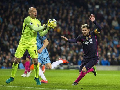 Willy Caballero atrapa el balón ante la presión de Messi.