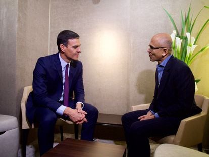 El presidente español, Pedro Sánchez, conversa con el director ejecutivo de Microsoft, Satya Nadella, en Davos, en enero de 2019.