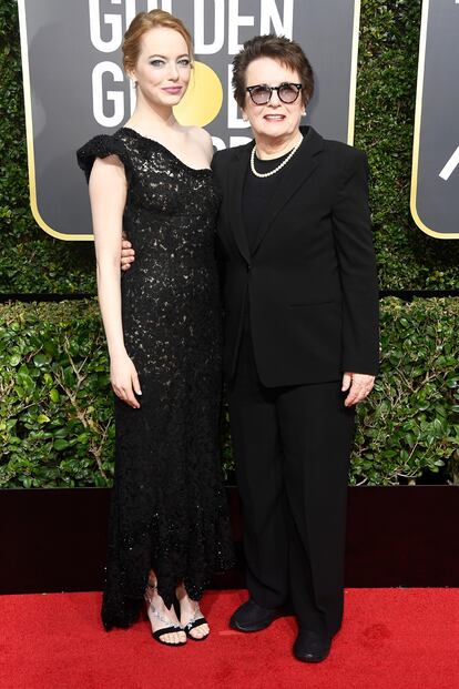 Emma Stone eligió un vestido firmado por Louis Vuitton y acudió acompañada de la tenista Billie Jean King, personaje al que da vida en La batalla de los sexos.