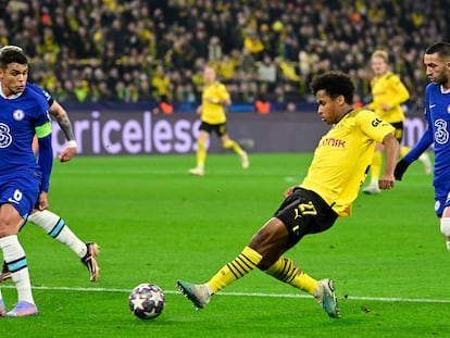 Karim Adeyemi en una acción durante el partido entre el Borussia Dortmund y el Chelsea, este miércoles.