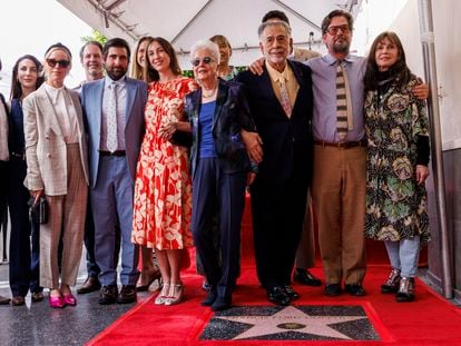 Francis Ford Coppola, frente a su estrella, rodeado de su familia.