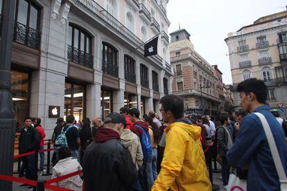 Cola para adquirir el iPhone 6 en la tienda Apple de la Puerta del Sol de Madrid