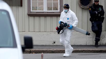 Un policía trabaja en uno de los lugares del ataque con arco y flechas cometido por un hombre en Kongsberg, Noruega.